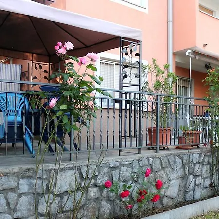 Green Garden Apartment